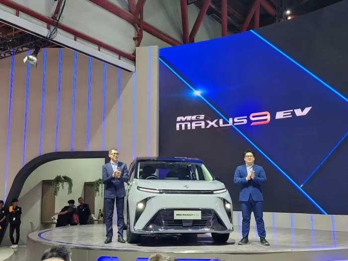 MG tampilkan jajaran mobil listrik barunya di IIMS 2024. (RianAlfianto/JawaPos.com).