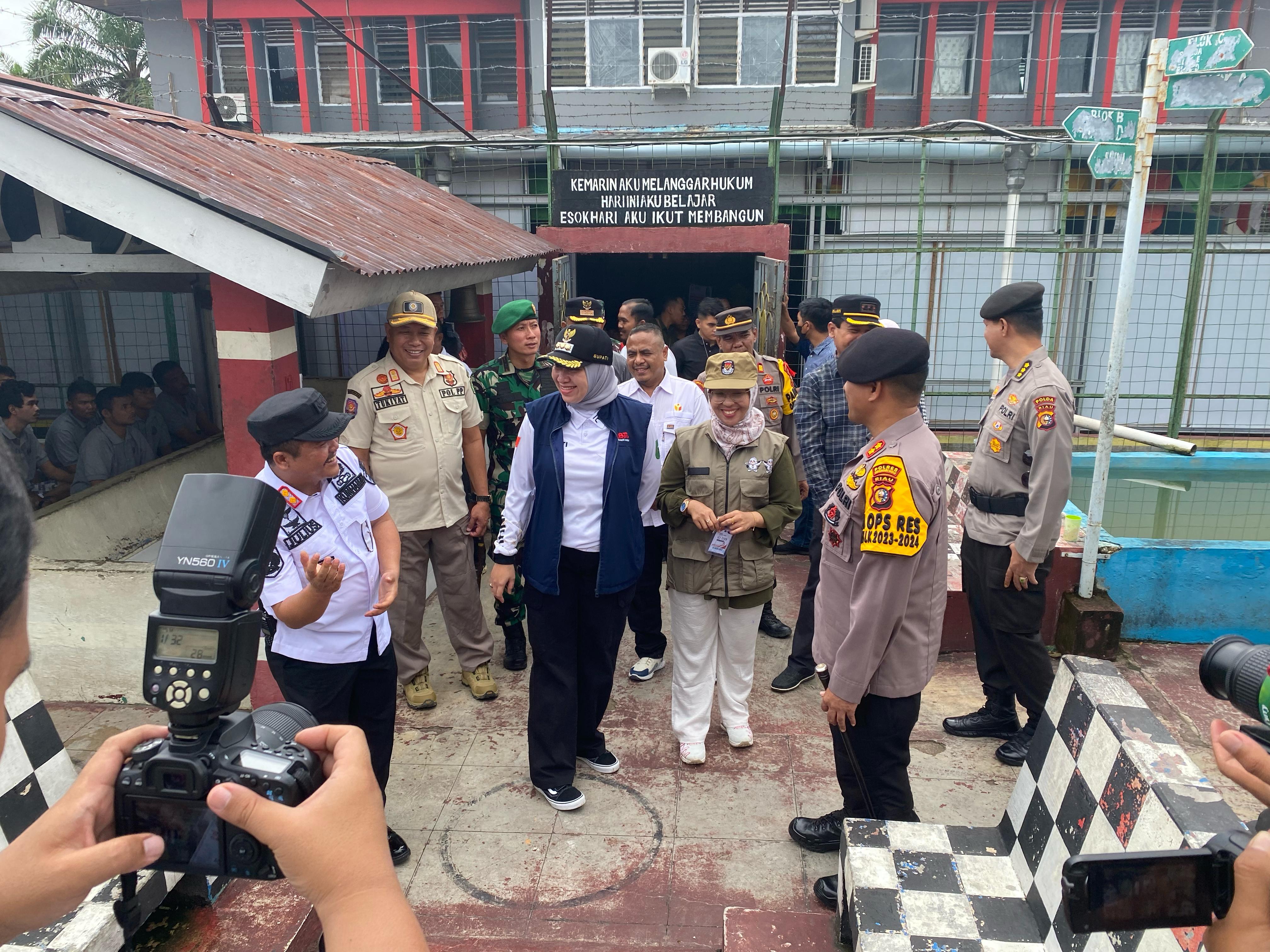 Ketua KPU Inhu, Yenni Mairida SE MM (tengah) bersama Bupati Inhu, Rezita Meylani Yopi SE saat melakukan pemantauan pencoblosan disalah TPS di daerah itu, Rabu (14/2/2024)