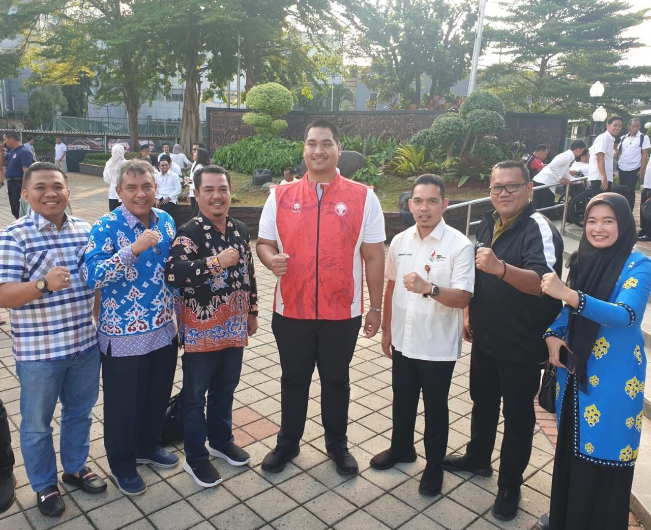 Kadispora Riau Erisman Yahya  saat bertemu dan foto bersama Menpora RI, Dito Ariotedjo, baru-baru ini.