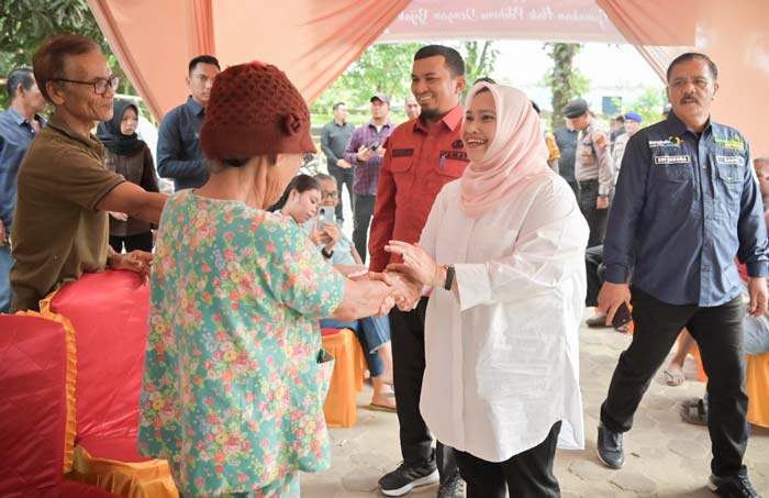 Bupati Bengkalis Kasmarni menyalami warga saat melakukan pemantauan pelaksanaan pemilu di salah satu TPS di Kecamatan Pinggir, Rabu (14/2/2024).