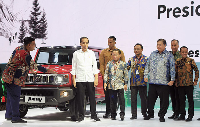 Presiden RI Joko Widodo mengunjungi Booth Suzuki disambut direksi dan manajemen, usai pembukaan IIMS 2024 di JIExpo Kemayoran, Jakarta, Kamis (15/2/2024).