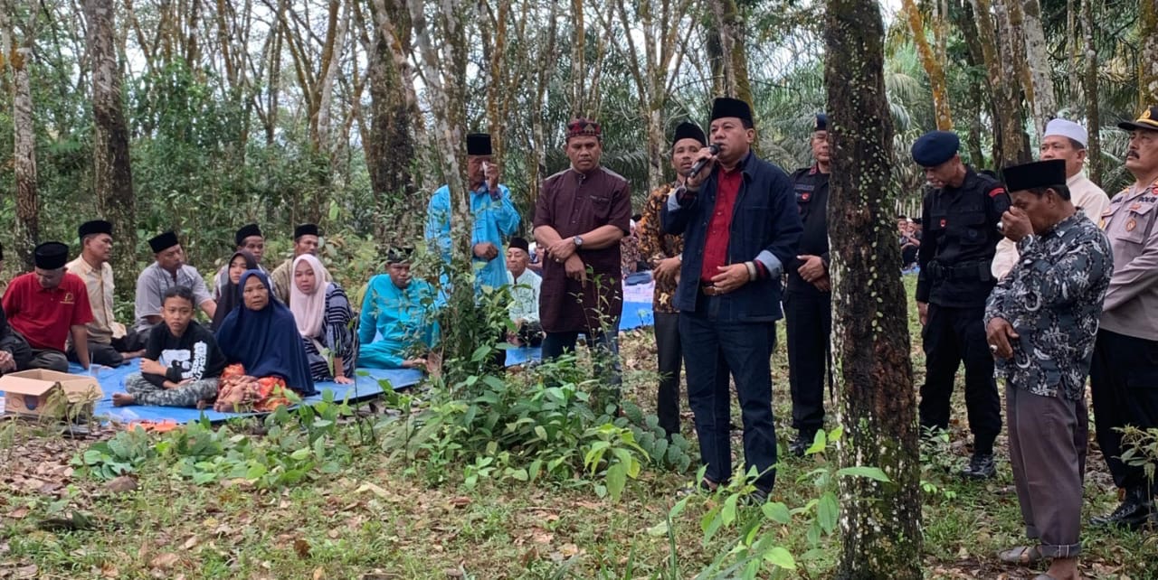Bupati Kuansing, Drs H Suhardiman Amby Ak MM menyampaikan belasungkawa saat pemakaman anggota KPPS di Kuansing atas nama Werman di Kecamatan Kuantan Hilir Seberang, Kamis (15/2/2024).