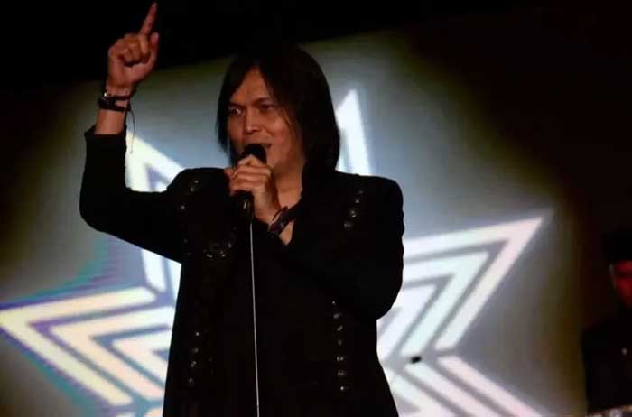 Once Mekel merasa tidak pernah mengangkangi kewajiban bayar royalti meskipun resmi dilarang membawakan lagu-lagu Dewa 19 oleh Ahmad Dhani./Instagram @oncemekelofficial