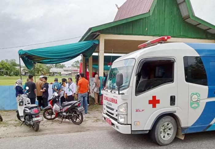 Tim Diskes Siak mobile mengantisipasi KPPS maupun pemilih yang sakit di setiap TPS di Kabupaten Siak, Rabu (14/2/2024).