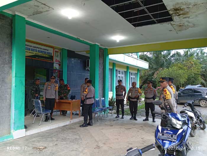Wakapolres Kampar Kompol Andi Cakra Putra SIK MH didampingi Kapolsek XIII Koto AKP Sumaryadi mengecek logistik Pemilu hasil penghitungan suara di aula Kantor Camat XIII Koto Kampar, Jumat (16/2/2024)