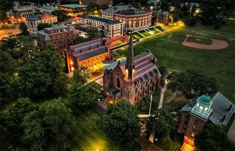 Kapel peringatan di malam hari, Middletown, CT.
