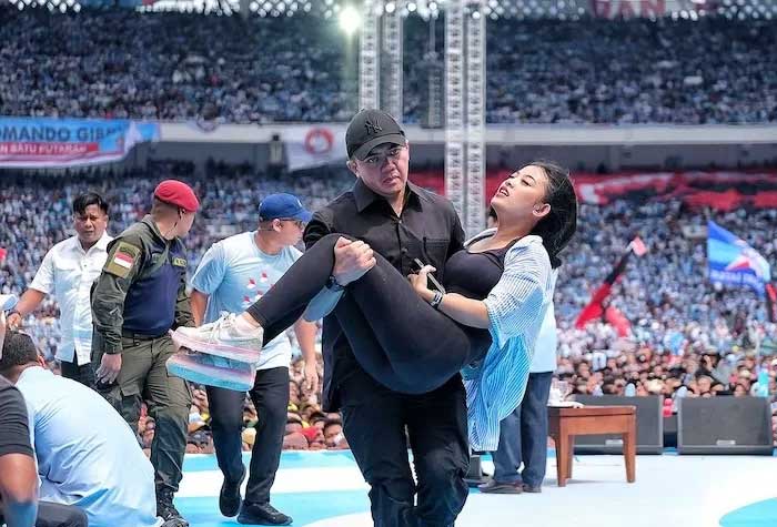 Keke Afifah saat digendong Mayor Teddy Indra Wijaya lantaran pingsan. (Istimewa)