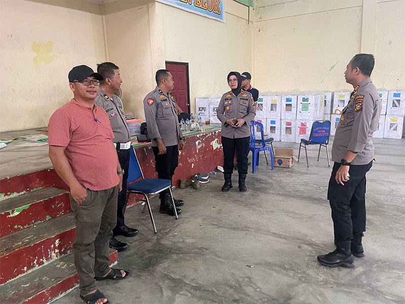 Kapolsek Tapung Kompol Nur Syafnianti, saat meninjau pergeseran logistik pemilu dari PPS Desa menuju PPK Kecamatan, Kamis (15/2/2024).