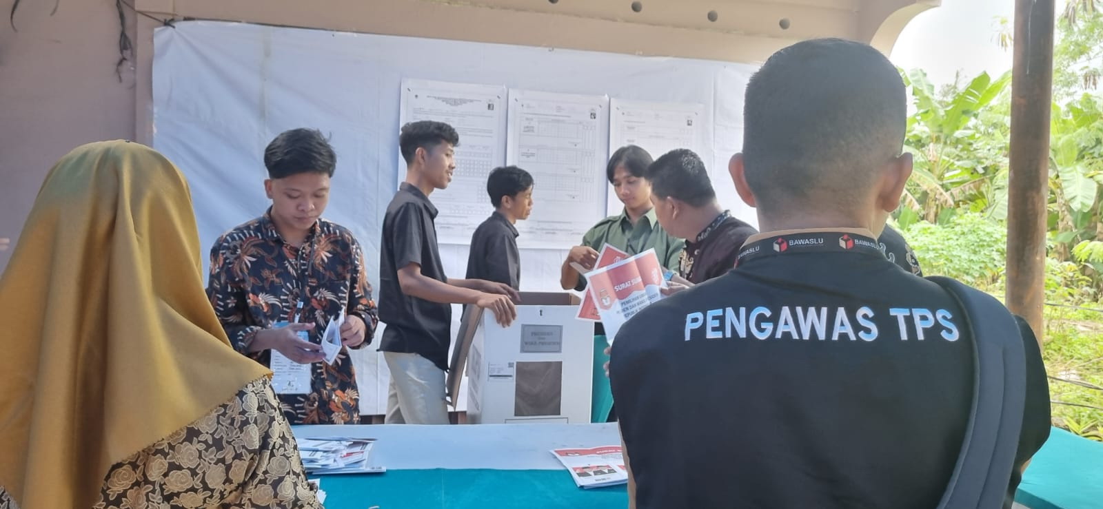 : Proses penghitungan surat suara PSU di TPS 46 Kampung Tualang, Kecamatan Tualang, Kabupaten Siak, Sabtu (17/2/2024).