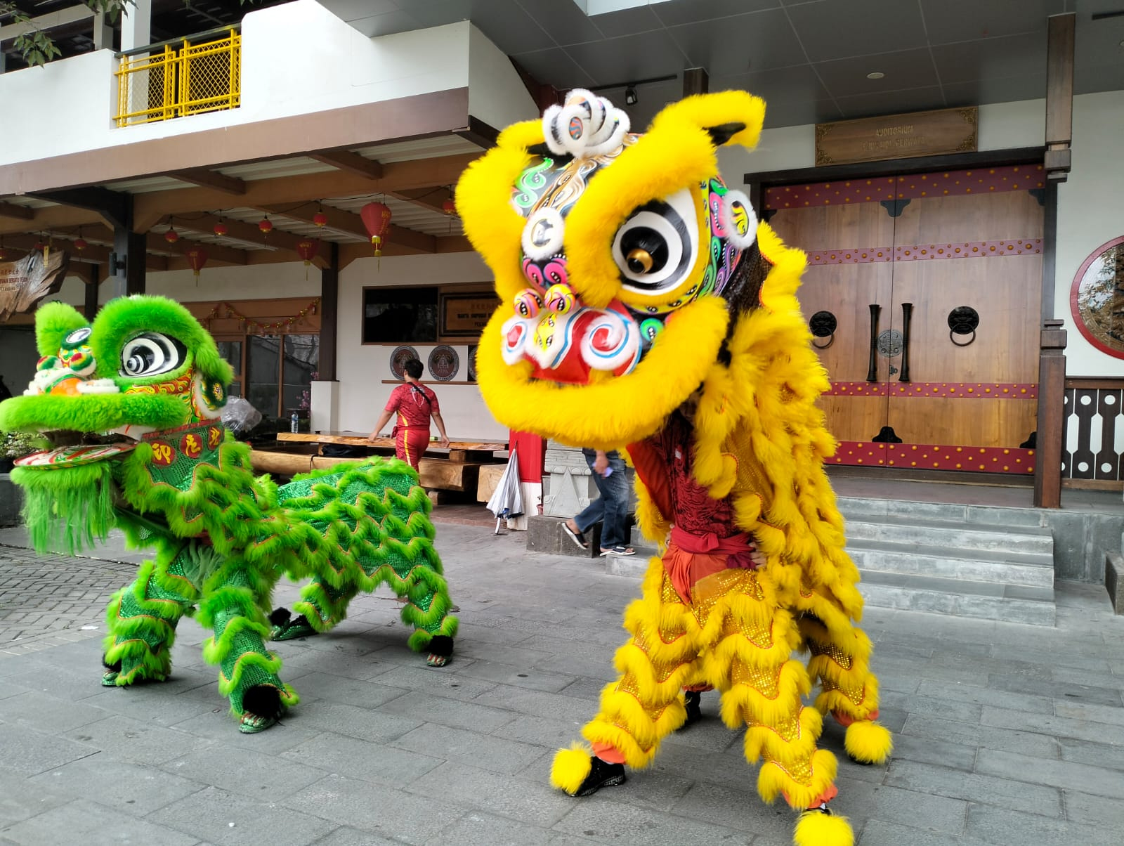 Para Pemain Barongsai sedang latihan jelang pertunjukan