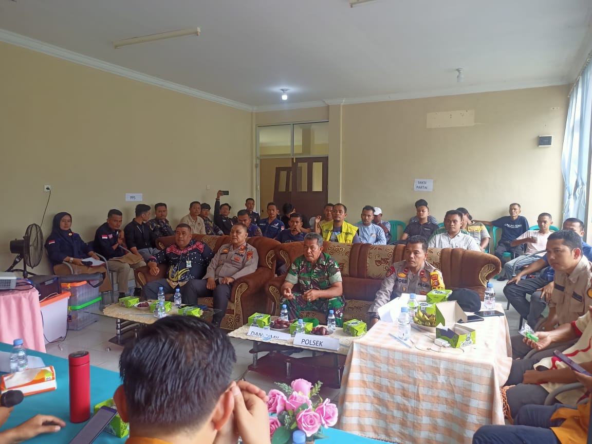 Kapolsek XIII Koto Kampar AKP Sumaryadi bersama Camat Camat Koto Kampar Hulu Ahmad Begab SSos menghadiri pleno hasil pemilu 2024 di Kantor Camat Koto Kampar, Sabtu (17/2/2024).