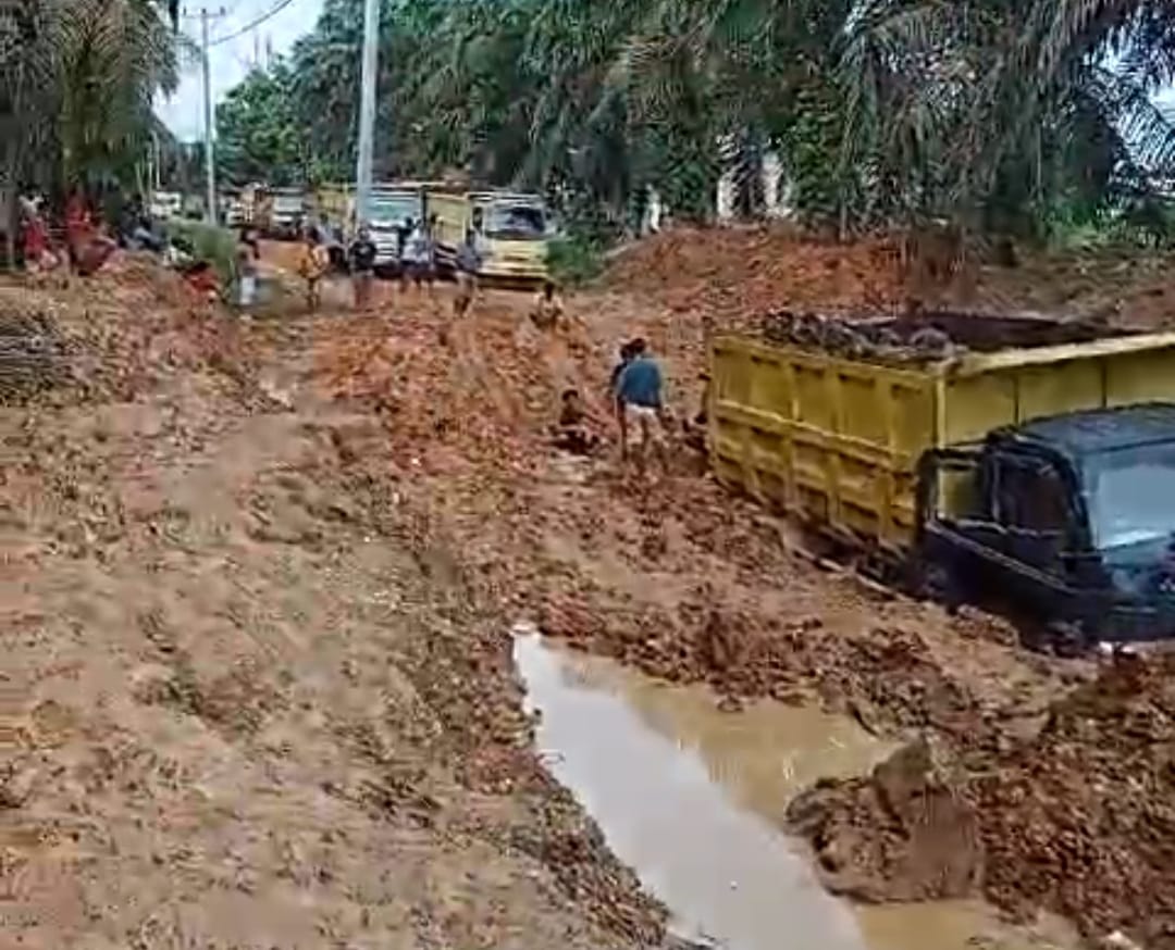 Sejumlah kendaraan terjebak jalan berlumpur di Jalan Lintas Selatan tetapnya di Kecamatan Batang Cenaku Kabupaten Inhu, Sabtu (17/2/2024).