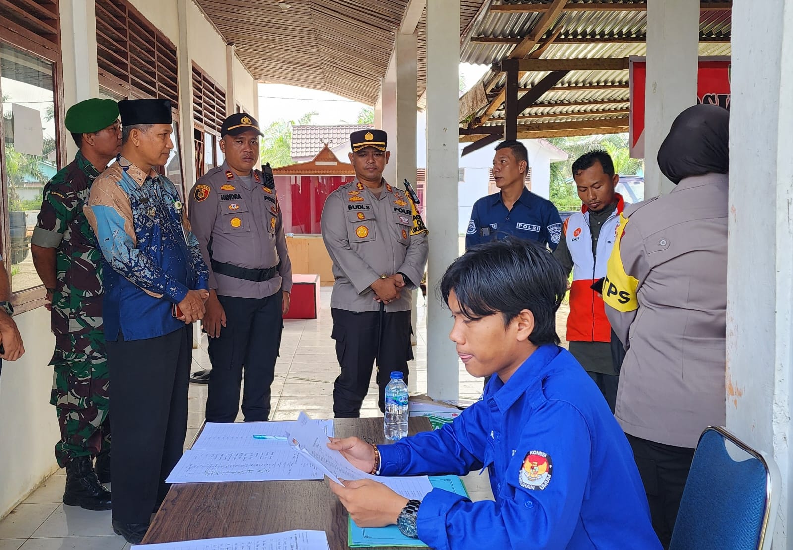 Kapolres Rohul AKBP Budi Setiyono SIK MH memantau rapat pleno rekapitulasi penghitungan perolehan suara tingkat kecamatan di PPK Kecamatan Rambah, Ahad (18/2/2024).
