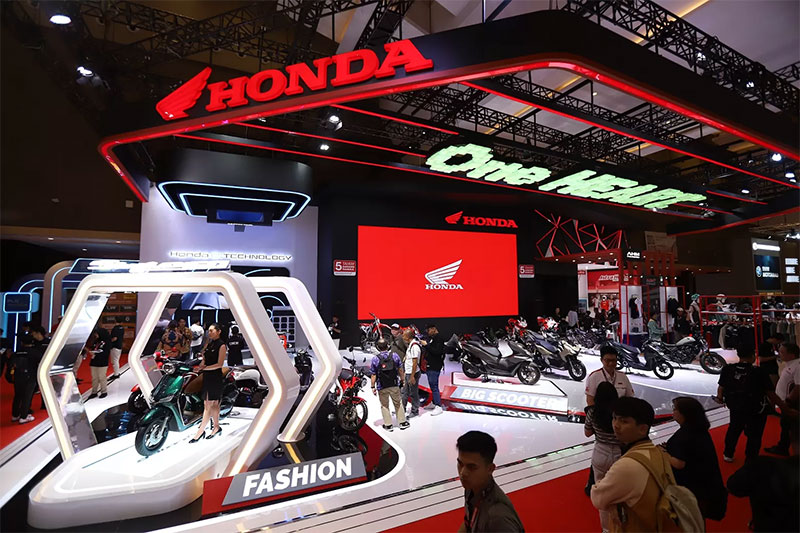 Booth AHM di Indonesia International Motor Show (IIMS) 2024.