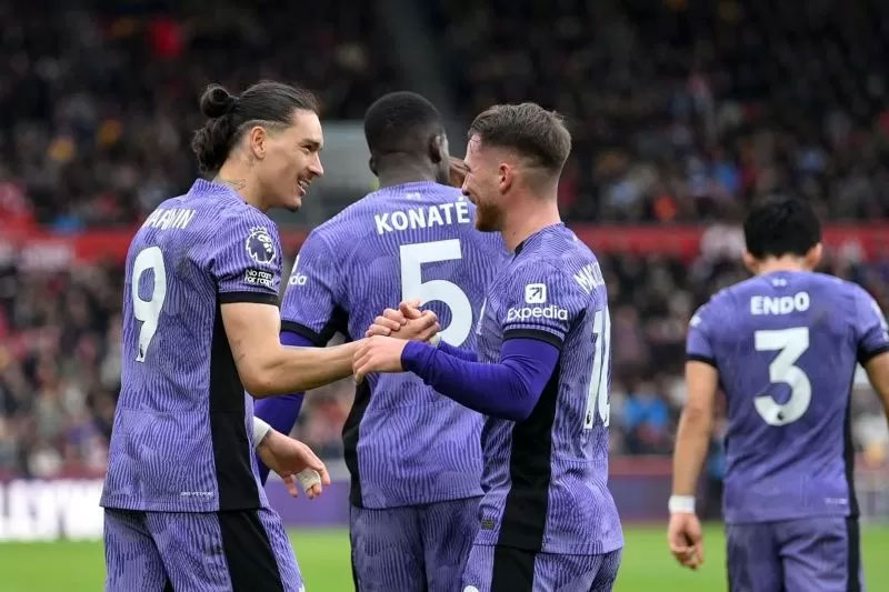 Alexis Mac Allister (dua kanan) merayakan gol Darwin Nunez pada pertandingan Liga Inggris pekan ke-25 di Stadion Gtech Community, Brentford, Sabtu (17/2/2024) malam WIB.