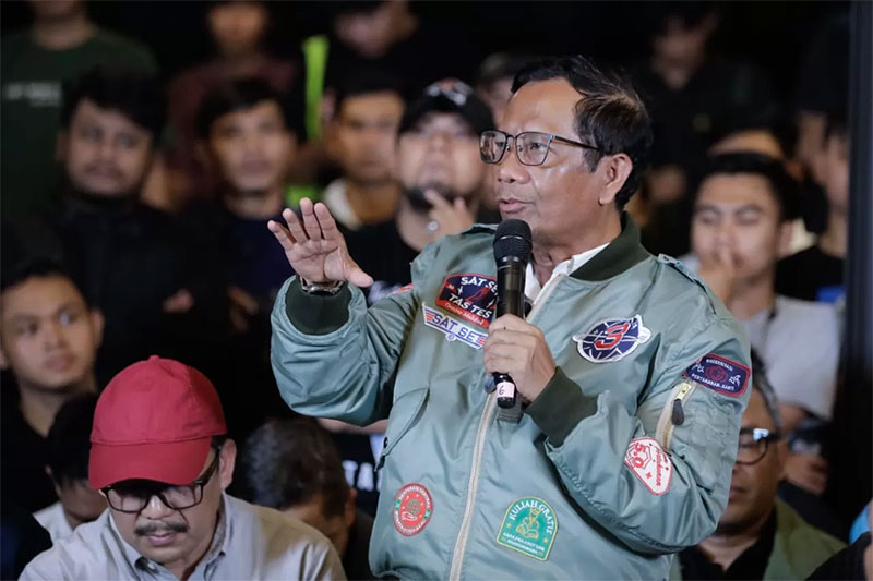 Cawapres 03, Mahfud MD dalam kampanye dialogis bertajuk Tabrak Prof di Kafe Koat Kopi Seturan, Kecamatan Depok, Kabupaten Sleman, Daerah Istimewa Jogjakarta pada Senin (5/2/2024) malam.