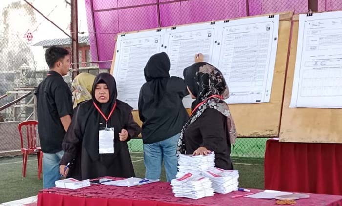 Petugas KPPS menghitung suara hasil Pemungutan Suara Ulang (PSU) di TPS 11 Kelurahan Sungai Beringin, Tembilahan, Indragiri Hilir, Riau, Ahad (18/2/2024).