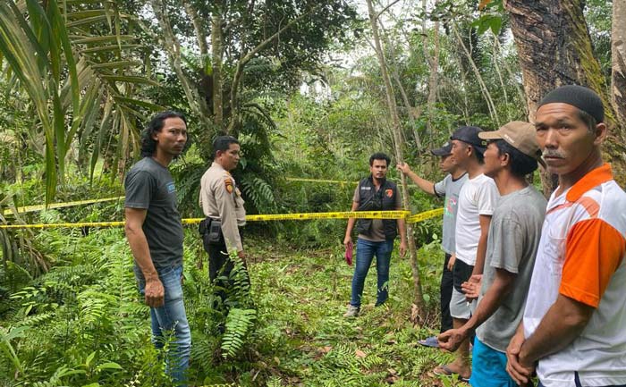 Tim penyidik Polsek Pangkalan Kuras memasang police line di lokasi  Wagino gantung diri Desa Sidomukti, Pangkalan Kuras, Pelalawan, Kamis (15/2/2024).