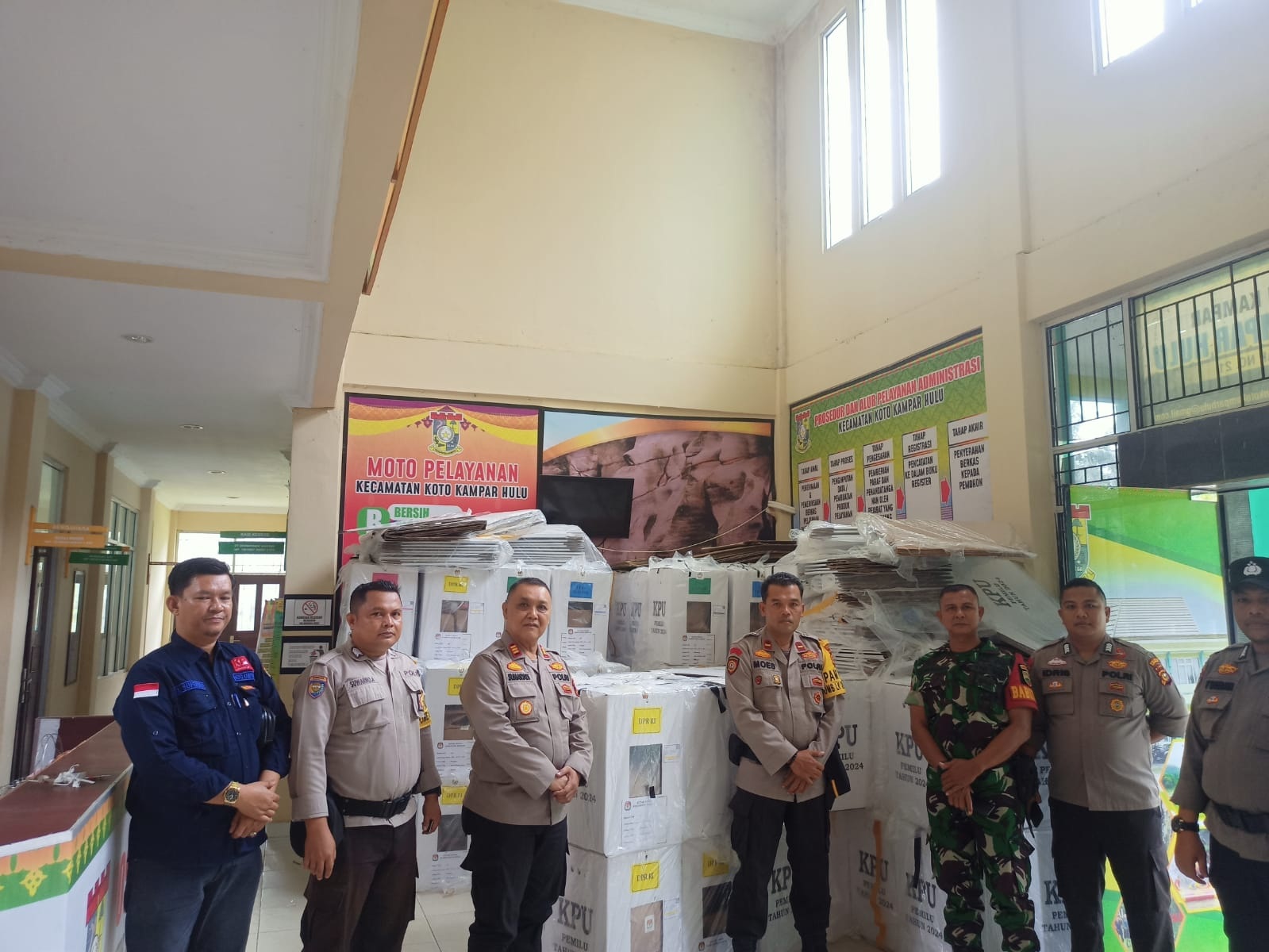 Kapolsek XIII Koto Kampar AKP Sumaryadi bersama TNI melaksanakan patroli kesiapan petugas Pam di Kantor Camat Koto Kampar Hulu, Senin (19/2/2024).