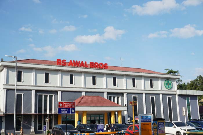 Gedung RS Awal Bros Ujungbatu berdiri megah. Awal Bros terus memberikan pelayanan kesehatan terbaik kepada masyarakat Rokan Hulu.