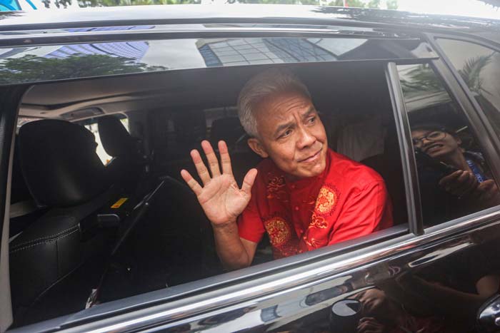 Calon Presiden nomor urut 3 Ganjar Pranowo melambaikan tangan kepada para wartawan usai melakukan pertemuan dengan Tim Pemenangan Nasional (TPN) Ganjar-Mahfud membahas Pemilu 2024, akhir pekan lalu.