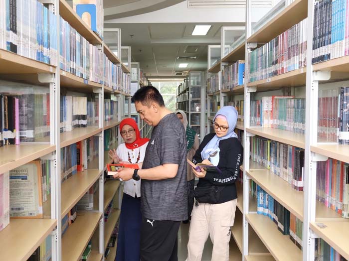 Kapolda Riau Irjen Pol Mohammad Iqbal beserta istri berkunjung ke Perpustakaan Soeman HS, Sabtu (17/2/2024).