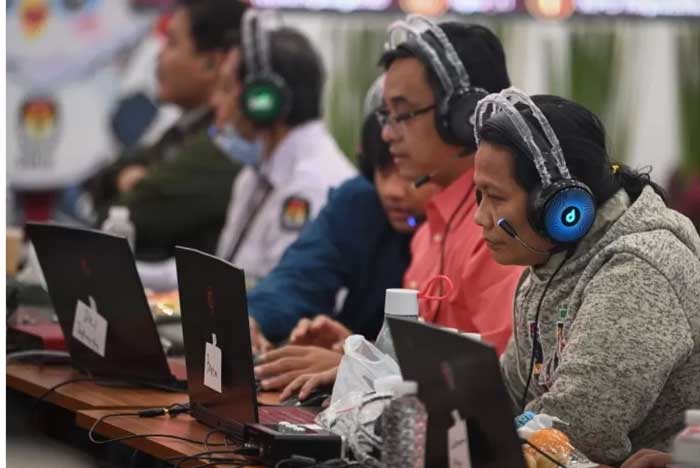 Sejumlah petugas melakukan supervisi rekapitulasi suara Pemilu 2024 secara daring di Kantor KPU, Jakarta, Kamis (15/2/2024).