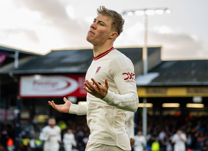 Penyerang Manchester United, Rasmus Hojlund mengukir sejarah sebagai pemain termuda yang mencetak 7 gol dalam 6 laga beruntun di Liga Premier.