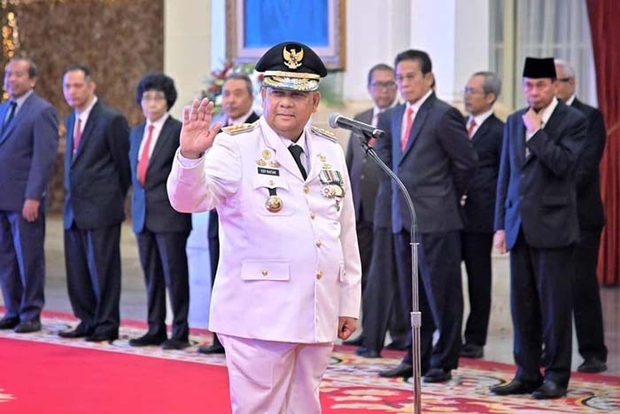 Edy Natar Nasution melambaikan  tangan saat pelantikan menjadi Gubernur Riau di Istana Negara, beberapa waktu lalu.