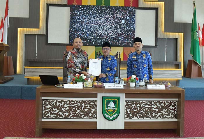Sekda Bengkalis dr Ersan Saputra TH menerima surat tugas dari Ketua Tim BPK RI Perwakilan Riau Arnawan Hendy Prabawa di  Bengkalis, Senin (19/2/2024)