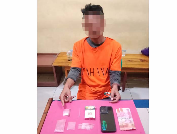 Tersangka beserta barang bukti narkoba yang berhasil ditangkap jajaran Polsek Kampar Kiri dari rumahnya, Ahad (18/2/2024).&nbsp;