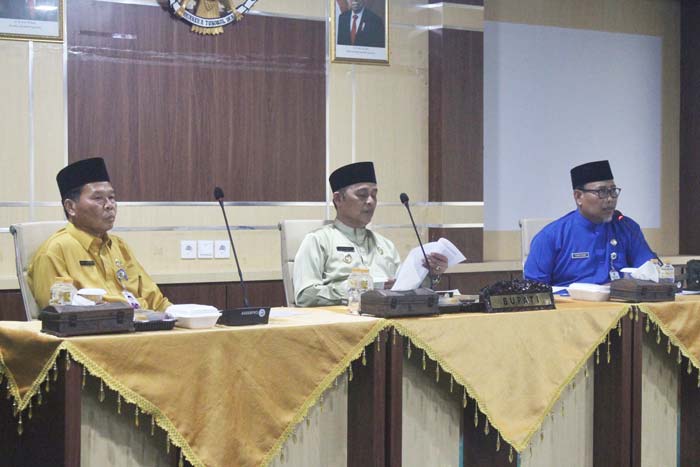 Bupati Rohil Afrizal Sintong pada saat meninjau kondisi di daerah pesisir Kecamatan Pasir Limau Kapas, beberapa waktu lalu.