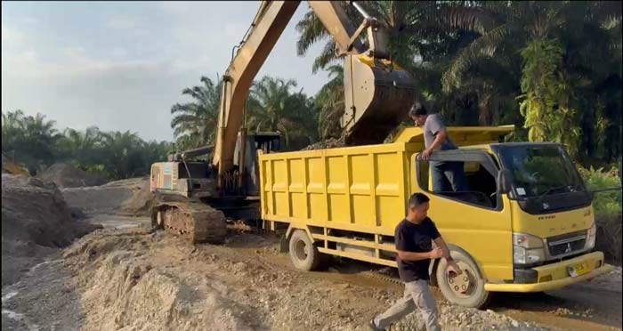 Aktivitas usaha tambang galian C yang beroperasi di Kecamatan Bangun Purba, baru-baru ini. Tahun ini, Bapenda Rohul akan memungut pajak MBLB sesuai Perda 9 Tahun 2023.