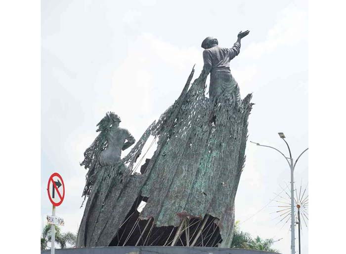Kondisi Tugu Zapin yang rusak atau bolong akibat materialnya dicuri orang yang tidak bertanggung jawab, Senin (19/2/2024).