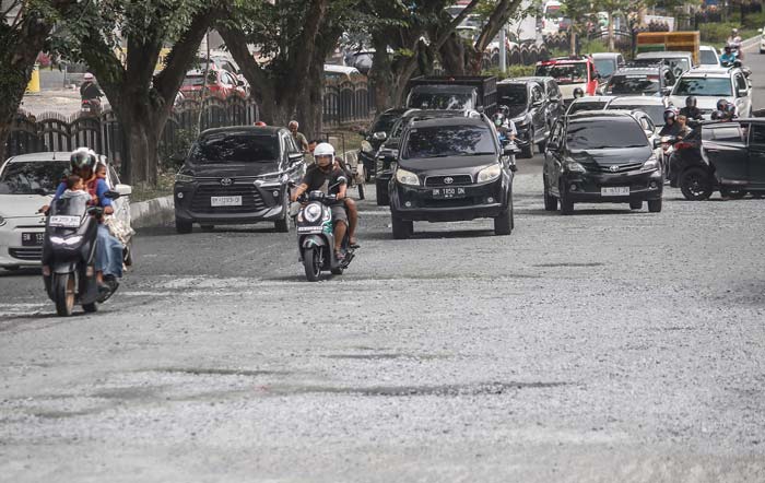 Kendaraan bermotor melintas di titik Jalan Jenderal Sudirman yang rusak, Senin (19/2/2024). Jalan ini termasuk salah satu jalan yang berada di bawah kewenangan Pemprov Riau.