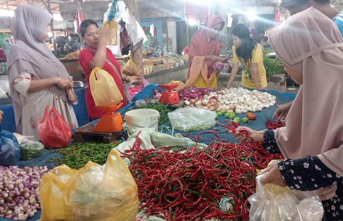Sejumlah pembeli memilih cabai merah Medan yang dijual di salah satu kios pedagang di Pasar Dupa Kencana, Pekanbaru, Senin (19/2/2024).