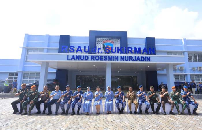 Pj Wako Pekanbaru Muflihun dan jajaran Lanud Roesmin Nurjadin Pekanbaru foto bersama di depan gedung RSUD dr Sukirman yang baru diresmikan, Senin (19/2/2024).