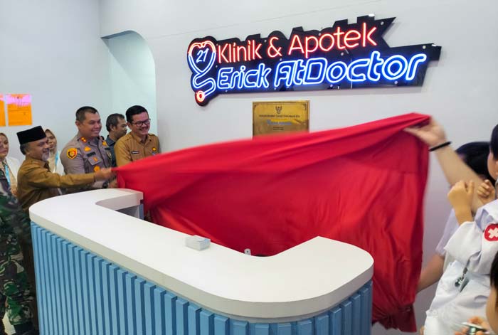 Sekko Dumai H Indra Gunawan didampingi Kapolres Dumai AKBP Dhovan Oktavianton, Kepala Dinas Kesehatan Dumai dr Syaiful MKM membuka selubung peresmian Klinik dan Apotek Erick AtDoctor,