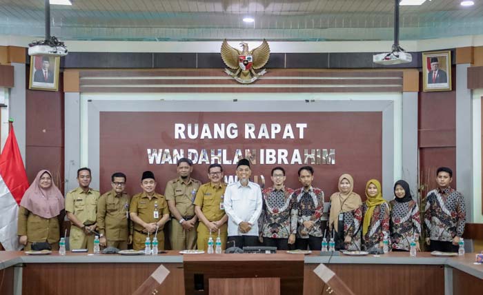 Usai melaksanakan entry meeting, Wali Kota Dumai H Paisal SKM Mars berfoto bersama dengan sejumlah OPD dan BPK, Senin (19/2/2024).