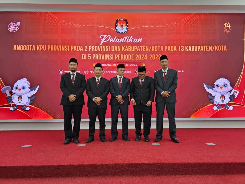 5 komisioner KPU Riau foto bersama usai dilantik KPU Pusat, Selasa (20/2/2024).