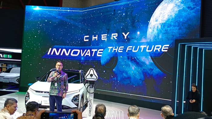 Executive Vice President PT Chery Sales Indonesia Qu Jizong memberikan penjelasan saat konferensi pers di booth Chery,  Hall A7, JIExpo Kemayoran, Jakarta, baru-baru ini.