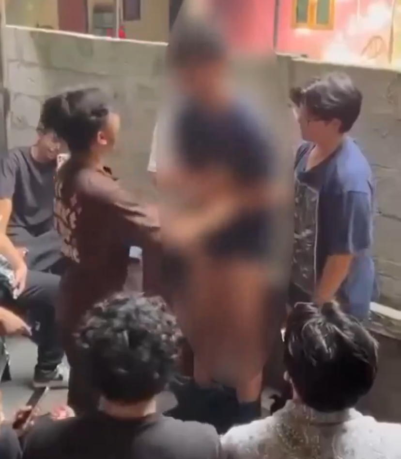 Tangkapan layar perundungan yang dilakukan beberapa oknum siswa SMA Bina Nusantara yang viral di media sosial.