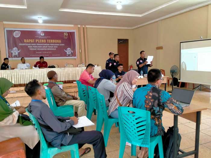 BUKA RAPAT PLENO: Ketua PPK Bengkalis Hendra membuka Tapat Pleno Terbuka Rekapitulasi Hasil Penghitungan Perolehan Suara pada Pemilu 2024 tingkat kecamatan se-Kecamatan Bengkalis di Aula Kantor Camat