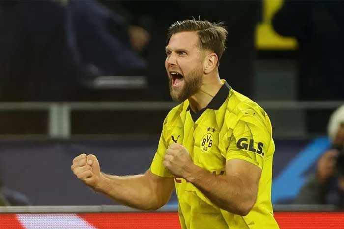 Striker Borussia Dormund, Niclas Fuellkrug berselebrasi setelah berhasil membuat skor untuk Dortmund pada babak pertama Liga Champions melawan Newcastle United pada Rabu dini hari (8/11/2023). (REUTER