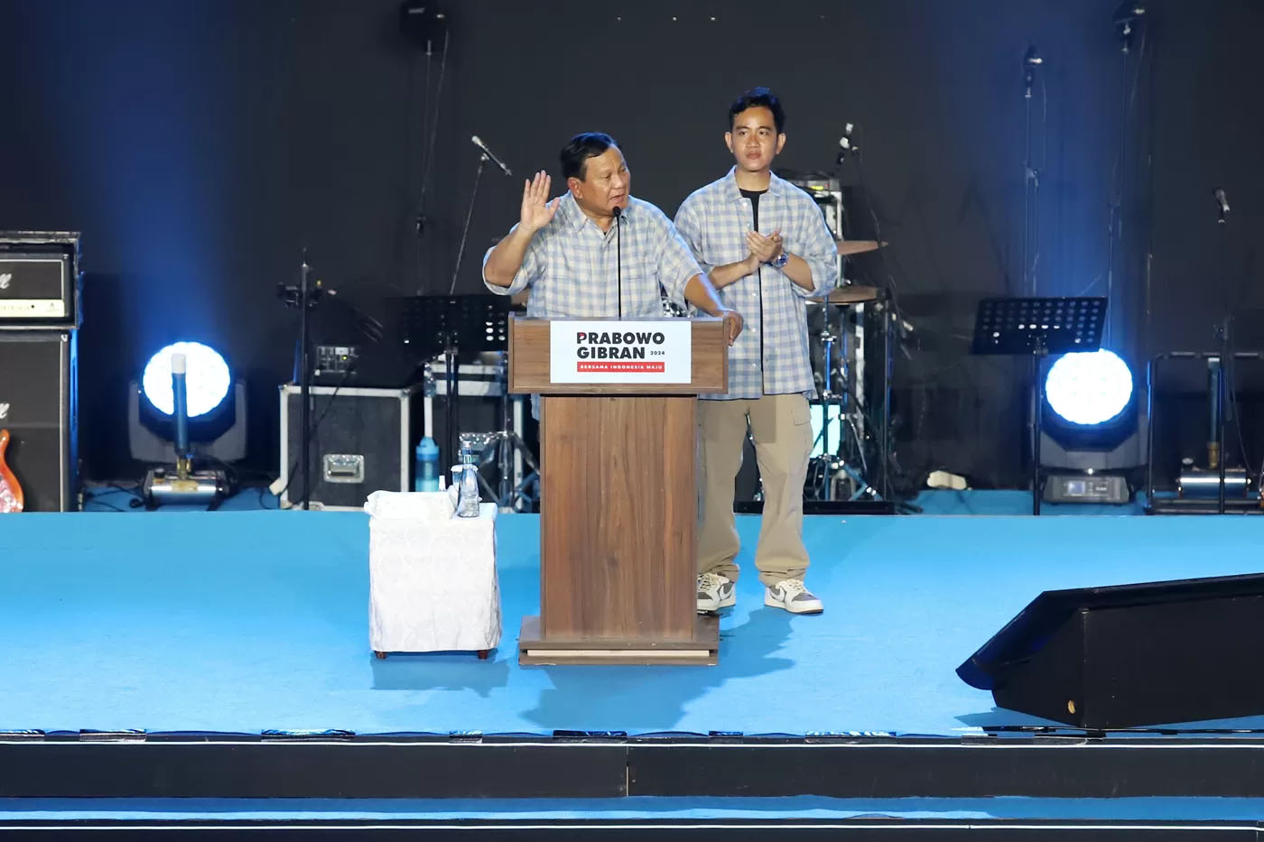 Prabowo Subianto dan Gibran Rakabuming Raka menyampaikan pidato pada acara pemantauan hasil quick count di Istora Senayan, Jakarta, Rabu (14/2/2024).