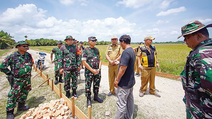 Danrem 031/Wira Bima Brigjen TNI Dany Rakca Andalasawan SAP MHan, Dandim 0322/Siak Letkol Arh Riyanto Budi Nugroho MHan dan Bupati Siak H Alfedri berbincang saat meninjau Jalan Dewi Sri .