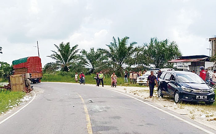 Personel Polsek Rengat Barat melakukan olah tempat kejadian perkara (TKP) pascakecelakaan lalu lintas di Jalan Lintas Timur di Desa Talang Jerinjing, Kecamatan Rengat, Kabupaten Inhu, Selasa (20/2).