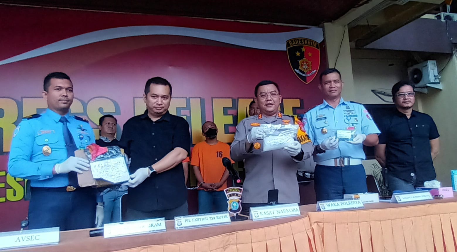 Pejabat Avsec SKK II Pekanbaru Zuhriady, Kasat Narkoba Polresta Manapar Situmeang, Wakapolresta AKBP Henky Poerwanto dan Komandan Pertahanan Lanud Roesmin Nurjadin Mayor Pom Yudhi Faizar.