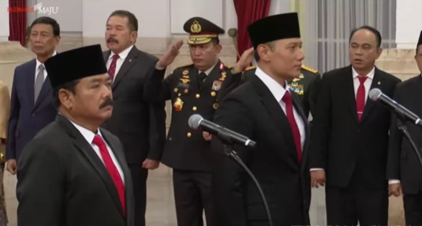 Presiden Jokowi resmi melantik Hadi Tjahjanto sebagai Menteri Koordinator Bidang Politik, Hukum dan Keamanan (Menko Polhukam) dan Agus Harimurti Yudhoyono (AHY) jadi Menteri ATR/BPN.