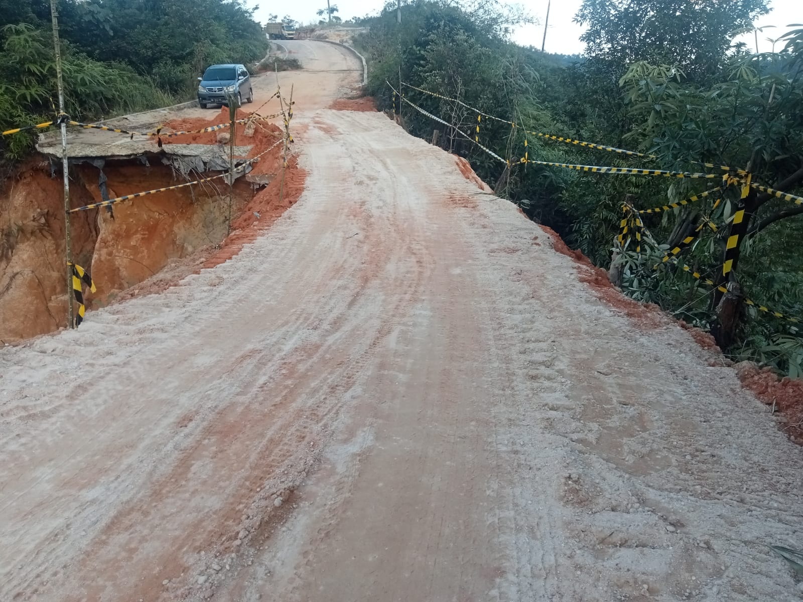 Ruas Jalan Provinsi Rohul-Sumbar di Km 37 Desa Rokan Koto Ruang, Kecamatan Rokan IV Koto telah bisa dilewati kendaraan bermotor, Kamis (22/2/2024).